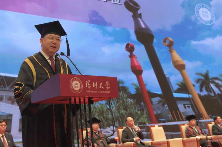 7月6日,在深圳大学2020年毕业典礼暨学位授予仪式上,近万名深大毕业生