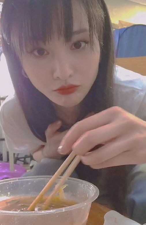 这是郑爽给自己粉丝晒出吃饭的视频截图,很多人都会想明星都会吃些