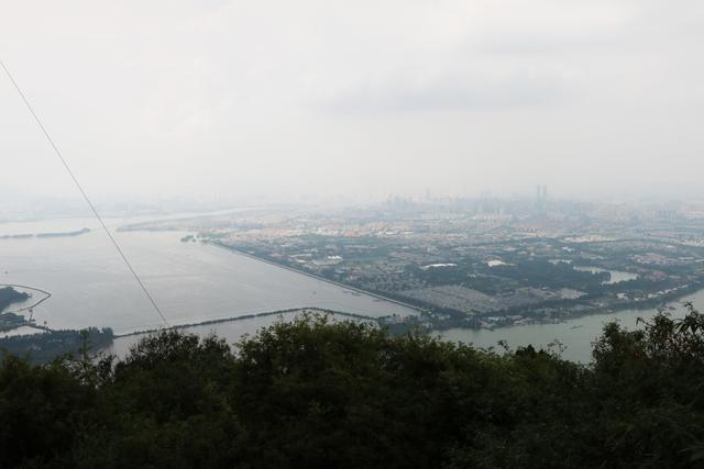 险峻的西山爬到山顶呼吸新鲜空气登高望远真是心旷神怡