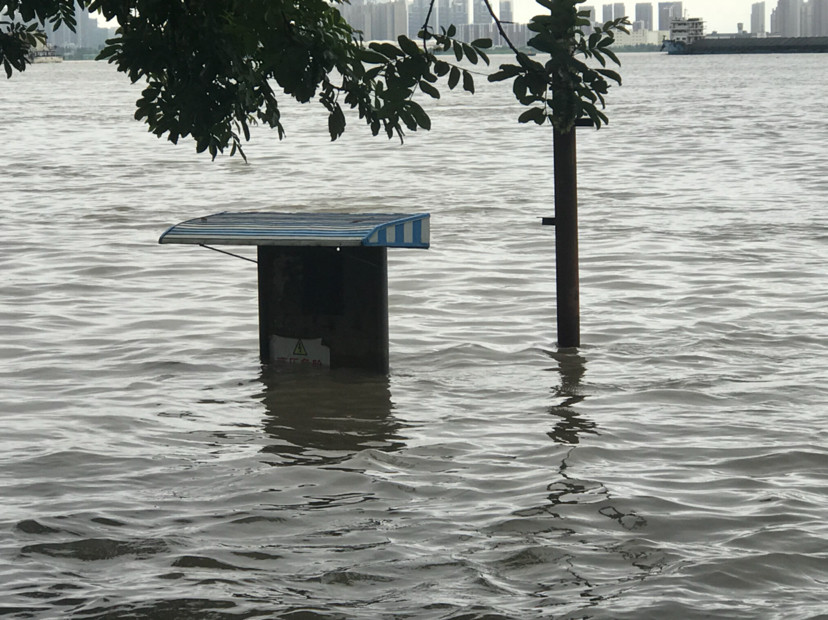 武汉大暴雨长江水涨超设防水位江滩水已经到这里了