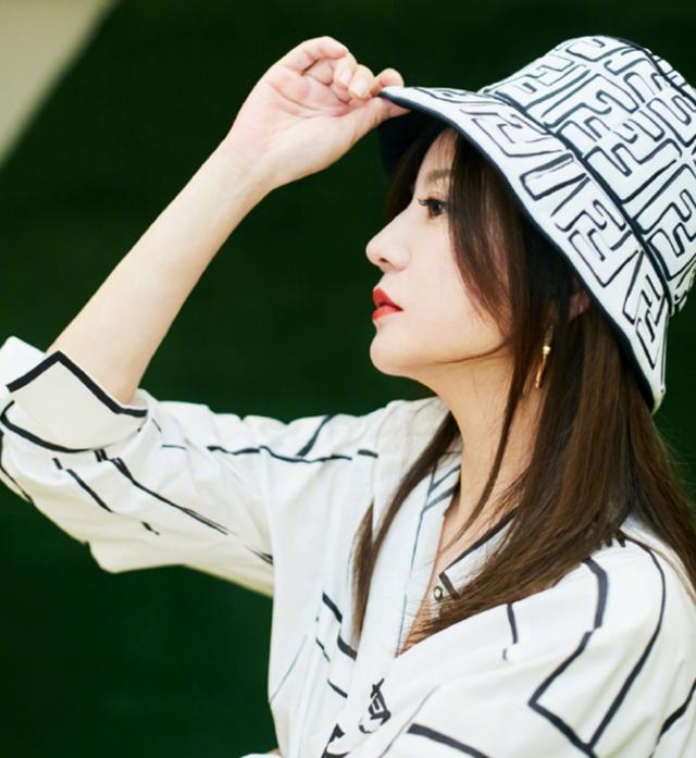 赵薇删除丈夫一切有关动态,同框女儿背影照都不放过,已经离了?