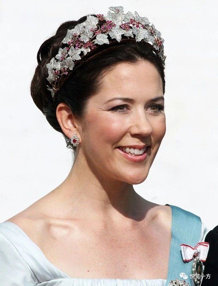 2010年4月出席丹麦女王玛格丽特二世女王70大寿宴会,红宝石王冠搭白纱