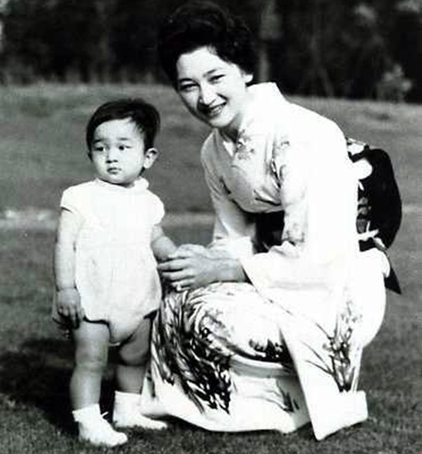 美智子皇后与长子德仁旧照