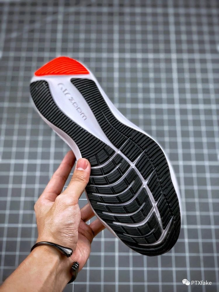 脚回感弹感受非常直接,nike winflo 七代渐变跑鞋开箱测评