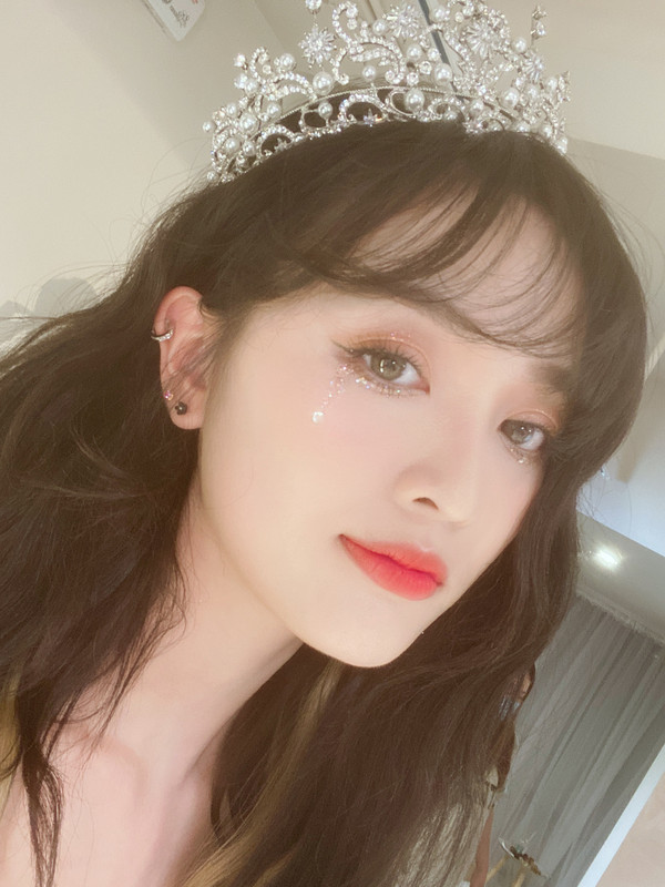 金晨、宋茜、吴宣仪的泪痣妆来啦，美不哭你算我输……