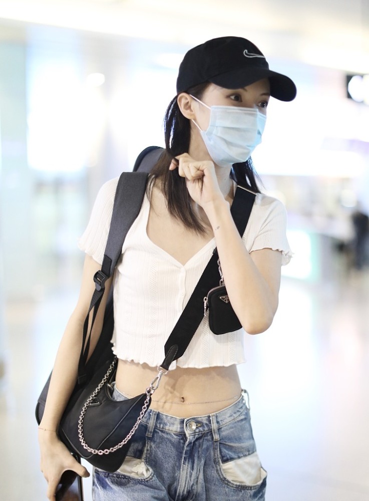 金晨街拍:白色露脐衫搭配牛仔裤 prada三合一挎包简约