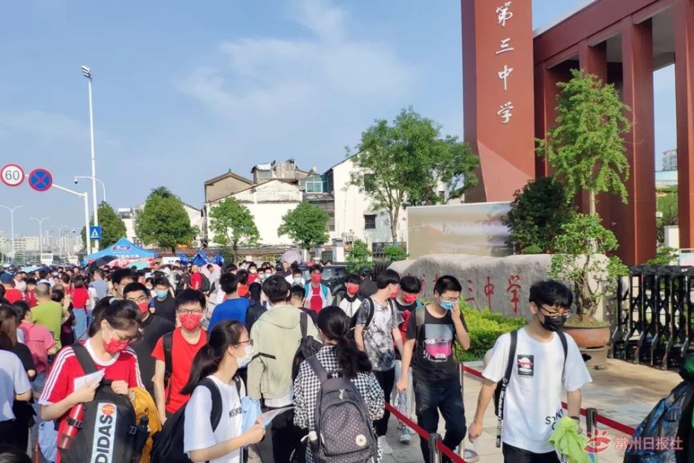 常州市第三中学考点,考生进场.