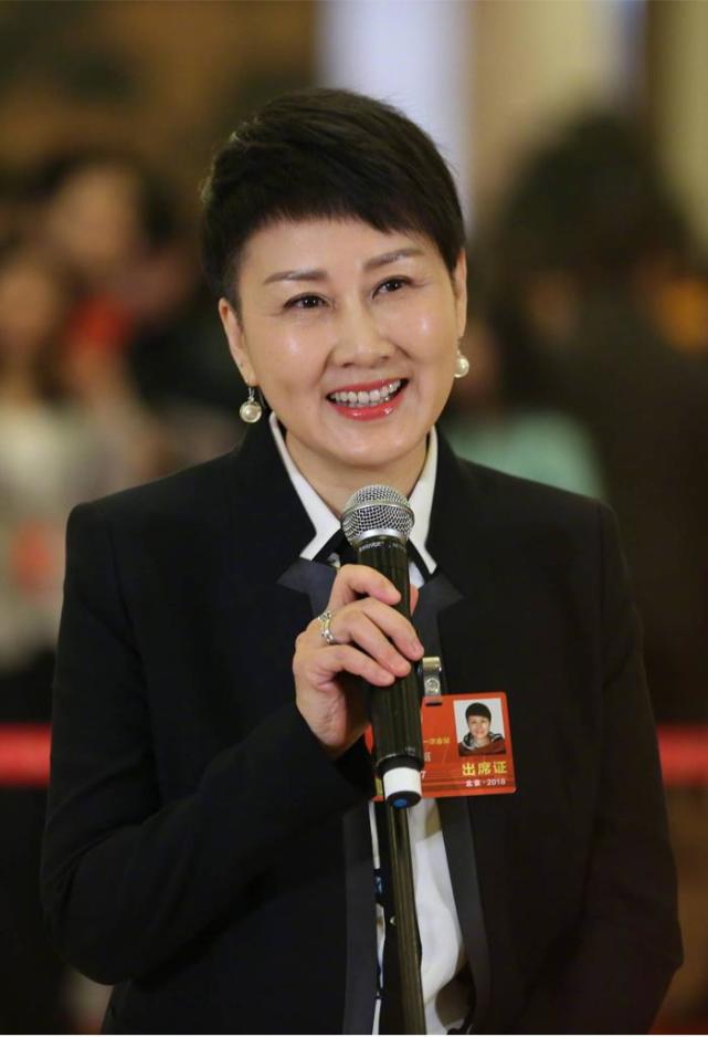 张凯丽真不服老!穿粉色西装玩起"下衣失踪,秀出大长腿太惊艳