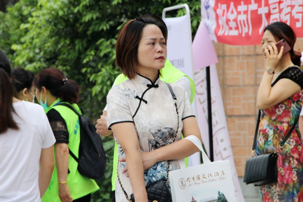 妈妈们穿旗袍送考,期待考生"旗开得胜"!