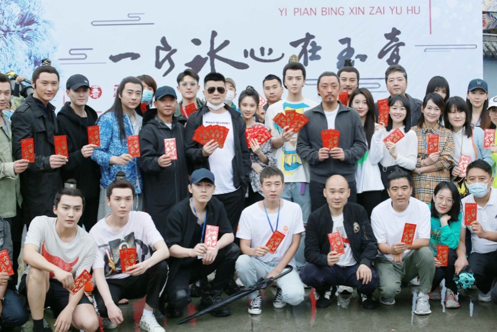 总监制,柴靖杰,张晓洲担任监制,薛苗,王小波担任总制片人,吴薇,高祎