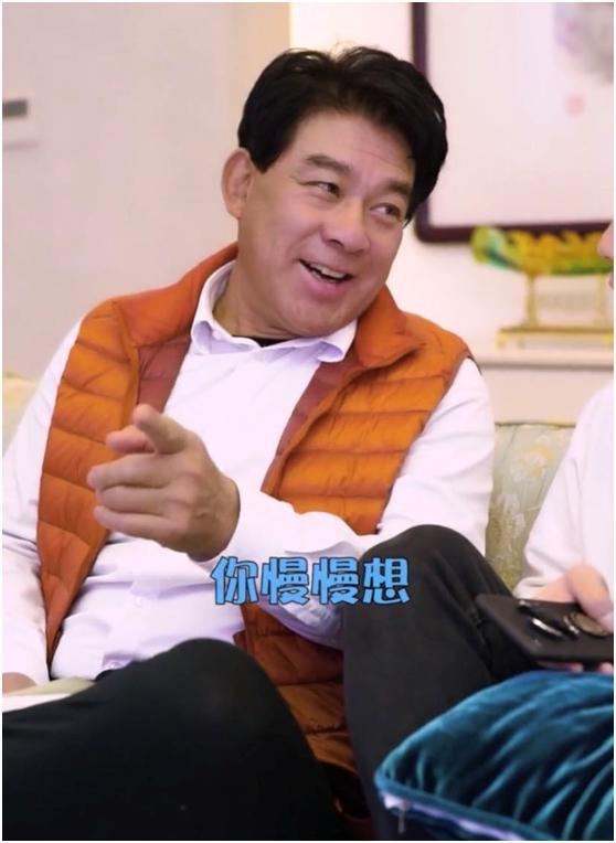 66岁朱时茂与"儿子"出镜,儿媳颜值吸睛,身材窈窕不输女明星