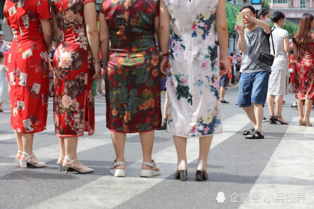 长沙南门口长郡中学考点,一群穿旗袍的家长在考场外合影留念,喻意旗开