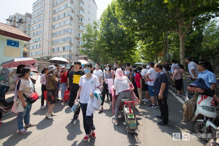 高考首场语文科目考试结束,济南山师附中考点考生走出考场