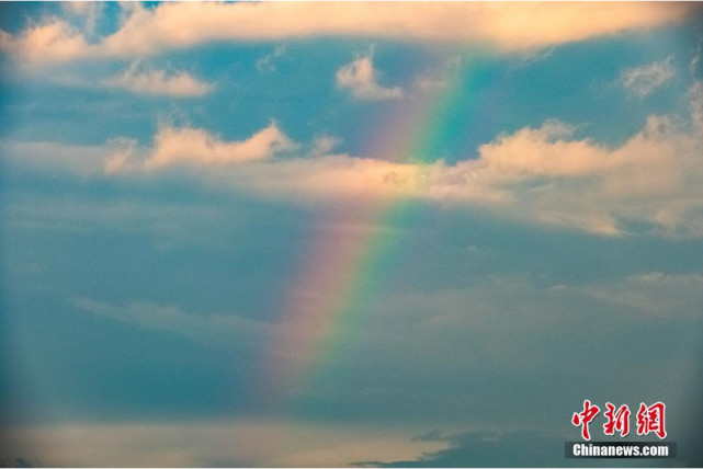 7月6日,北京,傍晚一场雨后,天空中出现双彩虹景象.
