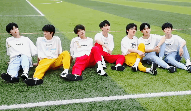 时代少年团最新写真,没想到最吸引眼球的不是c位马嘉祺,而是彻底长开