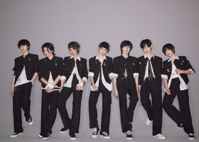 时代少年团最新写真,没想到最吸引眼球的不是c位马嘉祺,而是彻底长开