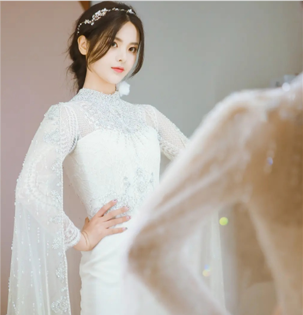 "火箭少女"成员穿婚纱,杨超越高贵,吴宣仪仙女,看到傅菁:女王的气场?