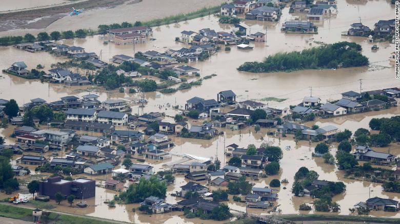 日本爆发洪水!大水淹没房屋,汽车被立起来,超27万人被迫要求撤离