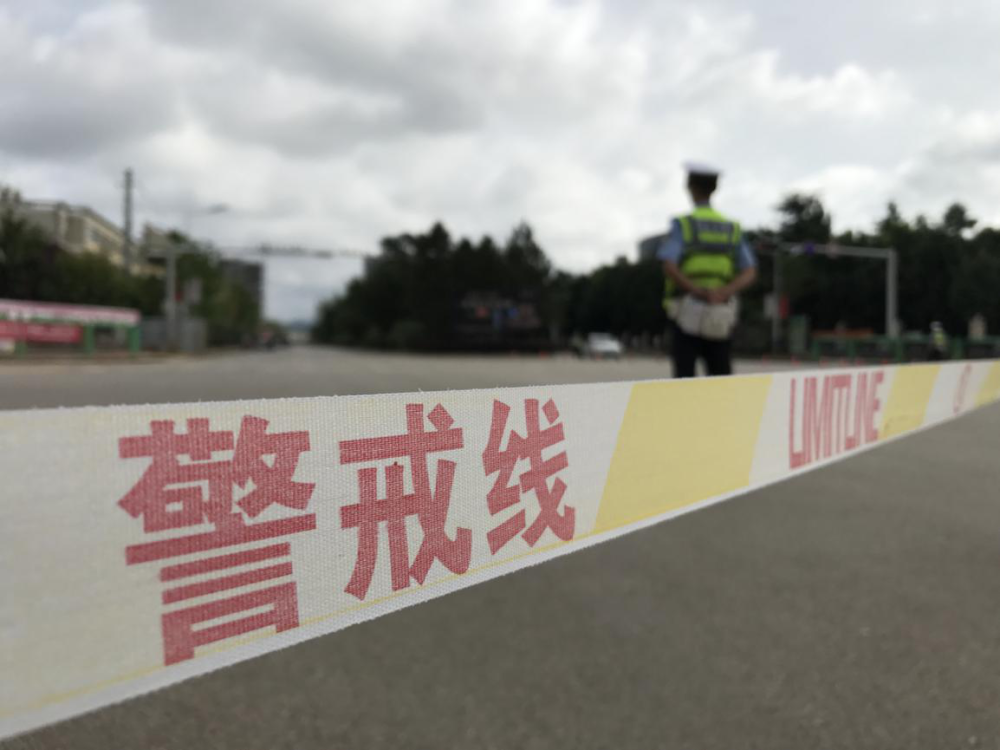 民警在考点周边拉起警戒线,为考生营造良好考试环境.