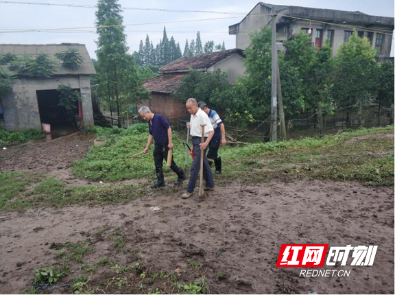 讯(通讯员 赵云枫)7月7日上午10点,阴雨绵绵,南县明山头镇防汛大堤上