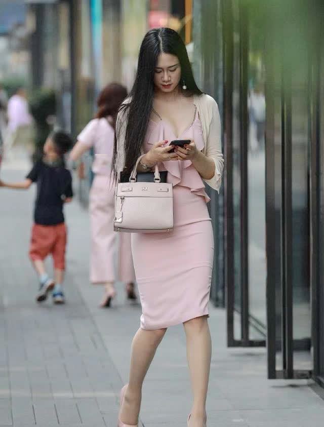 简洁又有女人味的穿搭,粉色吊带裙 短款开衫,尽显优雅