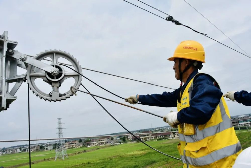 盐通高铁正线接触网首锚段接触线架设成功