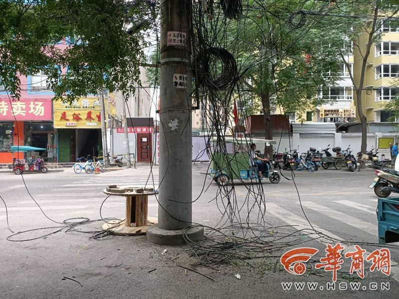 这是进盘丝洞了西安农兴路永祥路南段路口线缆堆放满地似杂草