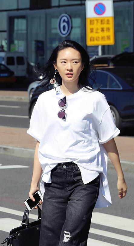 童瑶婚后真是素气很多在家素颜配t恤穿衣风格太儿童了