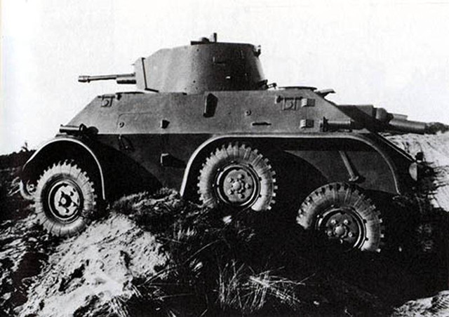 二战荷兰m-39装甲车,分不清哪个是机枪哪个是炮