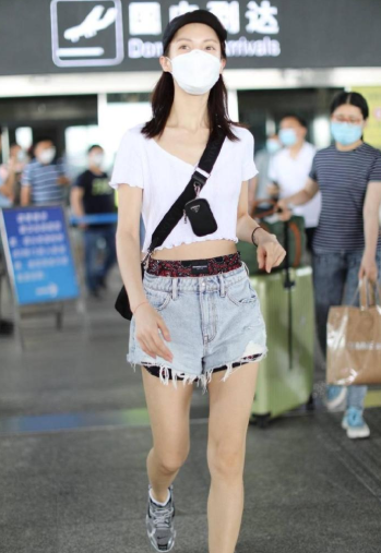金晨参加《姐姐》后越来越美,叠穿裤子都不显胖,小蛮腰令人羡慕