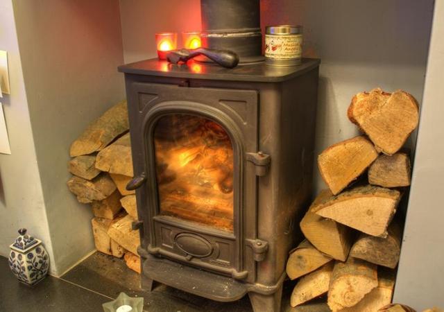 除了保暖驱寒,壁炉最大的功能就是装饰功能了.
