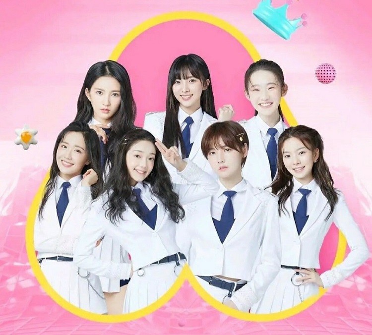 硬糖少女303最新合影,希林娜依·高不站c位,郑乃馨的位置太抢眼
