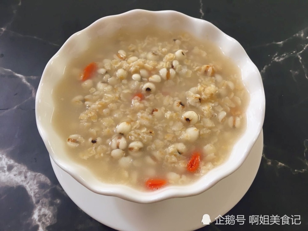 煮开后倒入燕麦片和冰糖再煮3分钟即可出锅.
