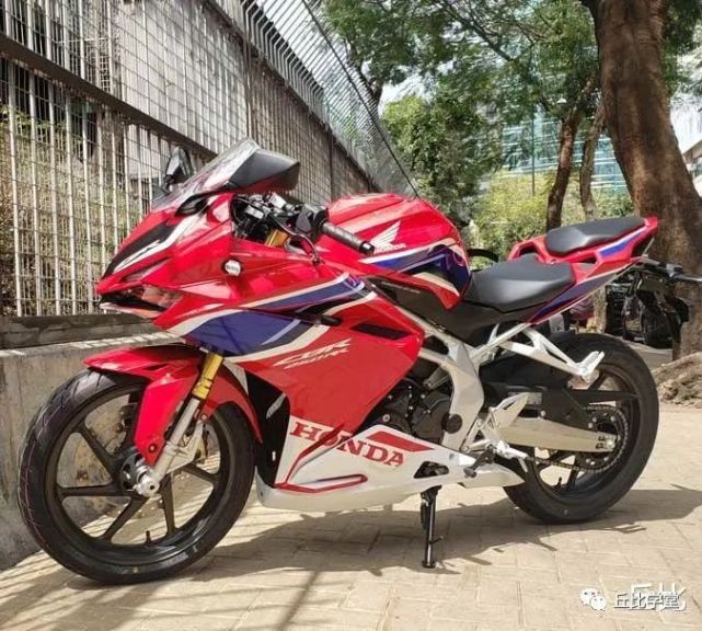 世界上首款250cc级配备电子油门的双缸街跑本田cbr250rr