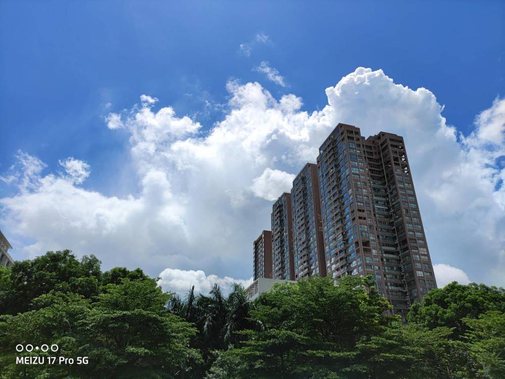 在相机方面,魅族 17 pro 也首次在相机中实现全焦段的覆盖.
