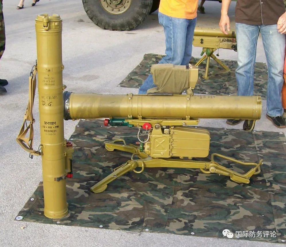 9k113 导弹系统(发射器和导弹)和9m111m 导弹在发射管(站立).