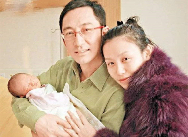 1996年离婚,后来吴启华北上发展拍剧,遇上了小自己21年的石洋子,二人