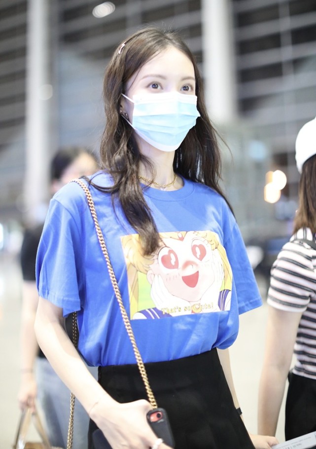 "姐姐"金晨长发披肩笑眼温柔 穿黑色百褶裙秀美腿身材完美