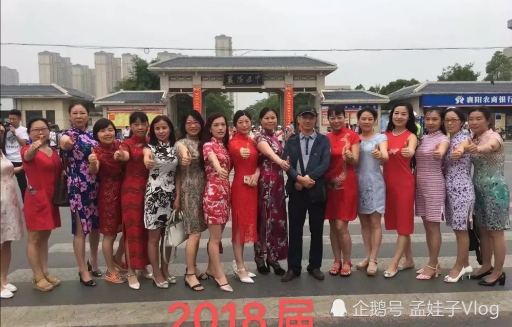 襄阳高考,看襄阳五中妈妈们清一色的旗袍装,寓意"旗开得胜