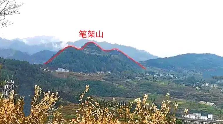 其次就是祖坟或住宅前面有"笔架山.