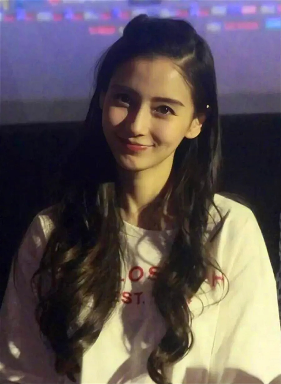 angelababy长得也是特别的好看,可以看到就算是路上随便拍的图片也