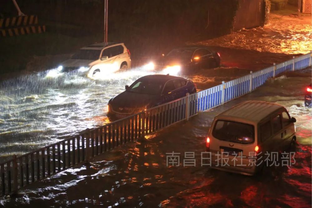 南昌市内多条道路积水严重