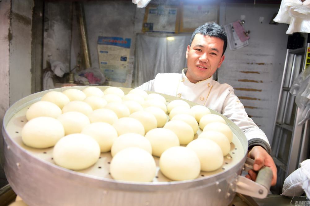 米饭和馒头谁最“长肉”？两者热量差了一倍，看看你是否选对了？
