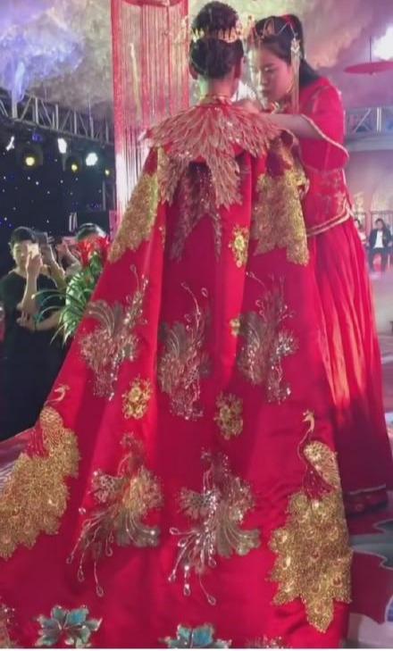 中式婚礼中的"凤冠霞帔",有一种婚纱给不了的震撼美和