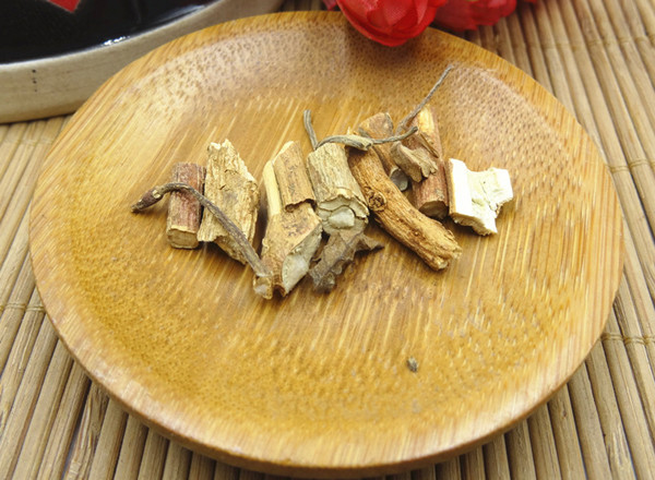 中医绝学：身体湿气大的人，用这2味中药泡水喝，祛湿排毒不伤身