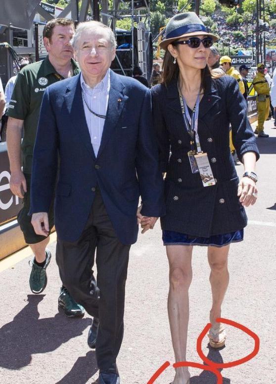 杨紫琼携74岁老公亮相,脚趾外翻看着都疼,女生都这么