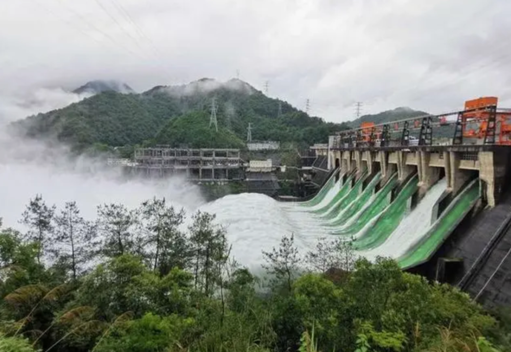 注意安全!浙江新安江水库首开9孔泄洪