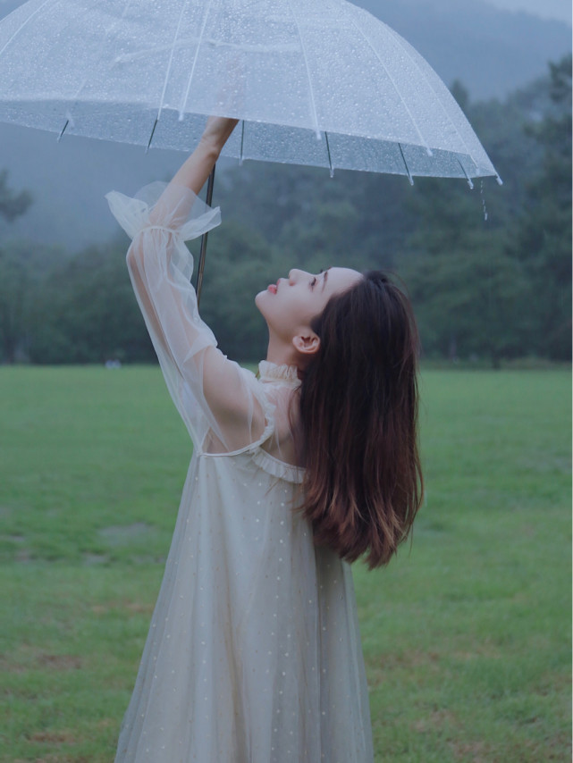 蒙蒙细雨下的撑伞少女美得让人觉得不真实