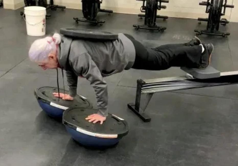美国73岁奶奶倒立平板支撑信手拈来，每周坚持锻炼6天