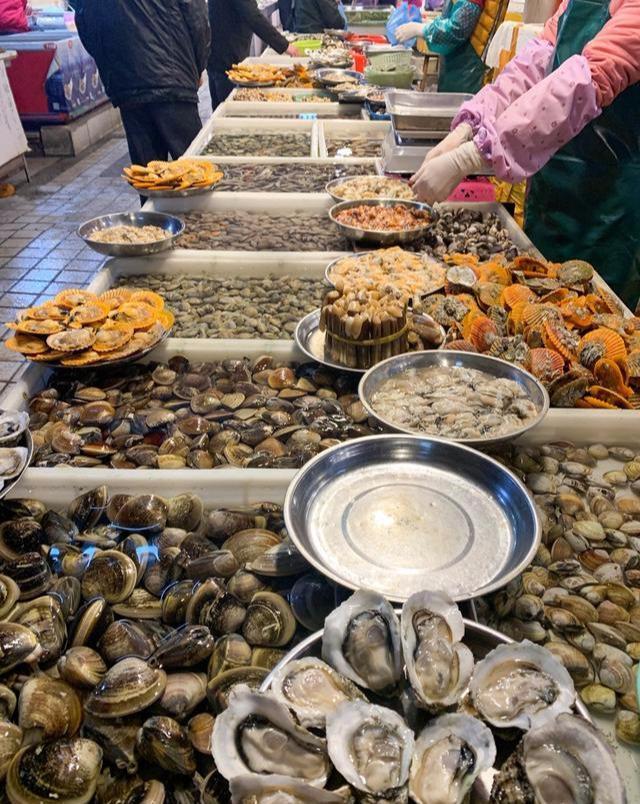 贝壳类 ● 贝壳类的摊位也有很多,品种很丰富!